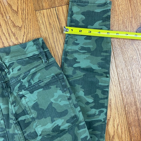 Good American Good Waist jeans, Camo Print, NWT, size 0/25 - Picture 5 of 6